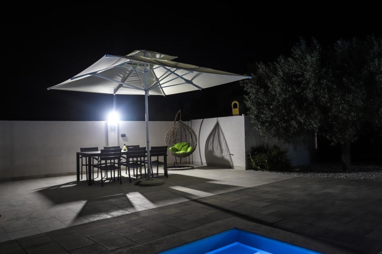 Apartment Nina With Private Pool Nova Vas  Buitenkant foto