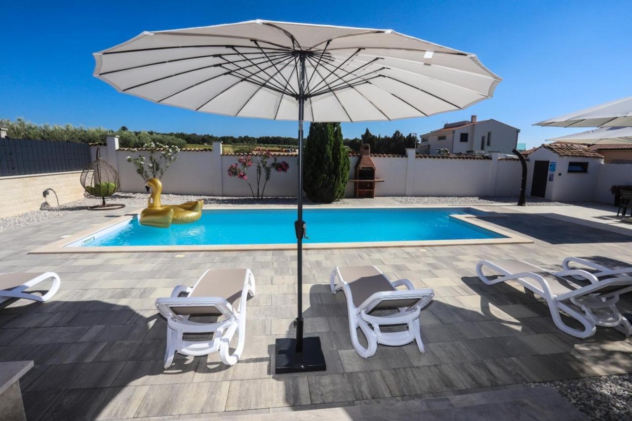 Apartment Nina With Private Pool Nova Vas  Buitenkant foto